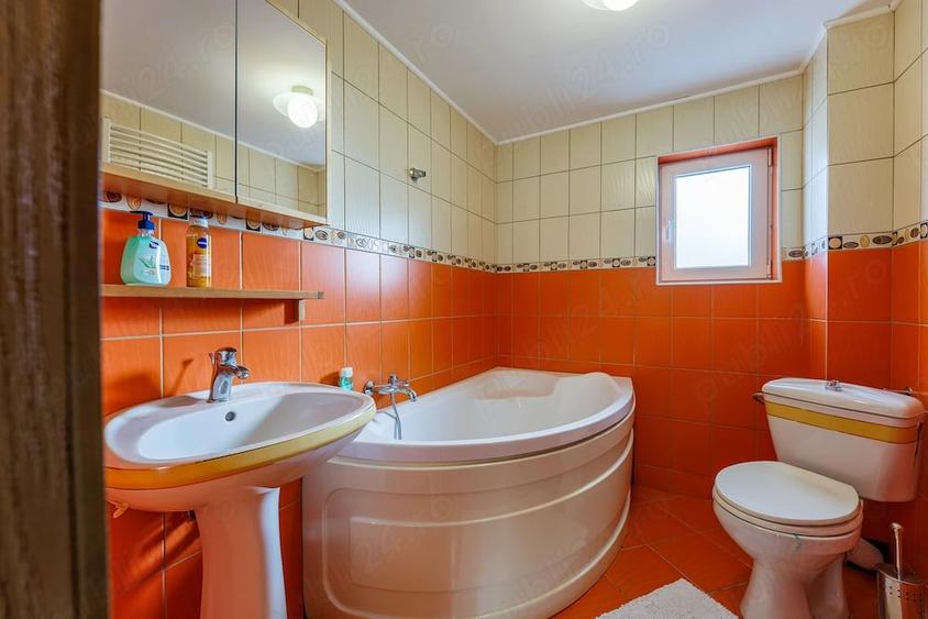 Casă cu 6 camere cu Teren 567 Mp în Central