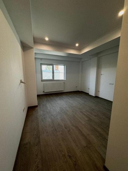 Apartament cu 3 camere decomandat în Democrației