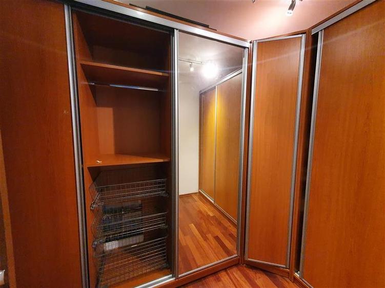 Apartament cu 4 camere semidecomandat, mobilat în Băneasa