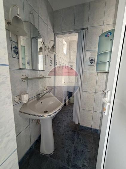 Casă individuală cu 10 camere cu Teren 1109 Mp în Bariera Vâlcii