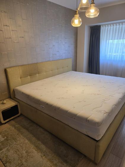 Apartament cu 4 camere semidecomandat în Victoriei