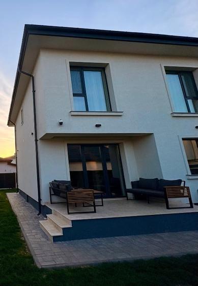 Casă individuală cu 4 camere cu Canalizare în Tunari