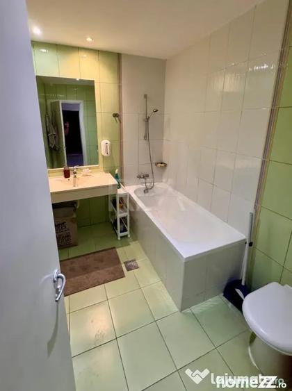 Apartament cu 3 camere semidecomandat în Vitan