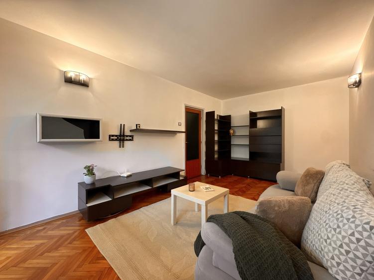 Apartament cu 3 camere decomandat, mobilat în Berceni