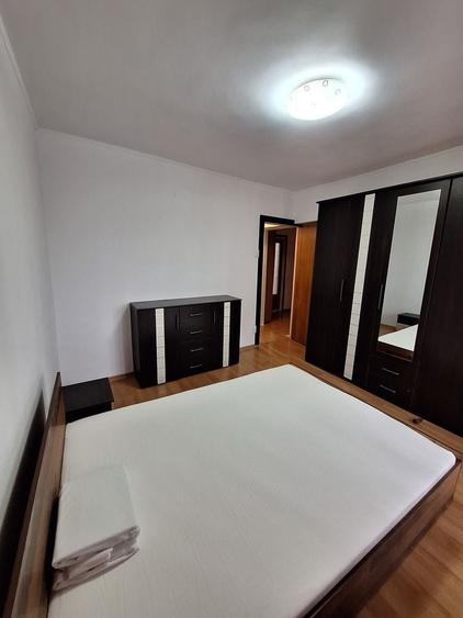 Apartament cu 3 camere semidecomandat în Exterior Vest