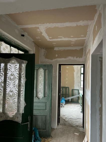 Casă cu 2 camere decomandat în Carpen