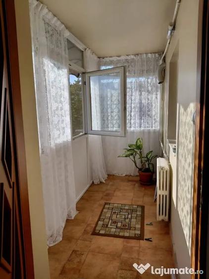 Apartament cu 3 camere decomandat în Craiovița Nouă