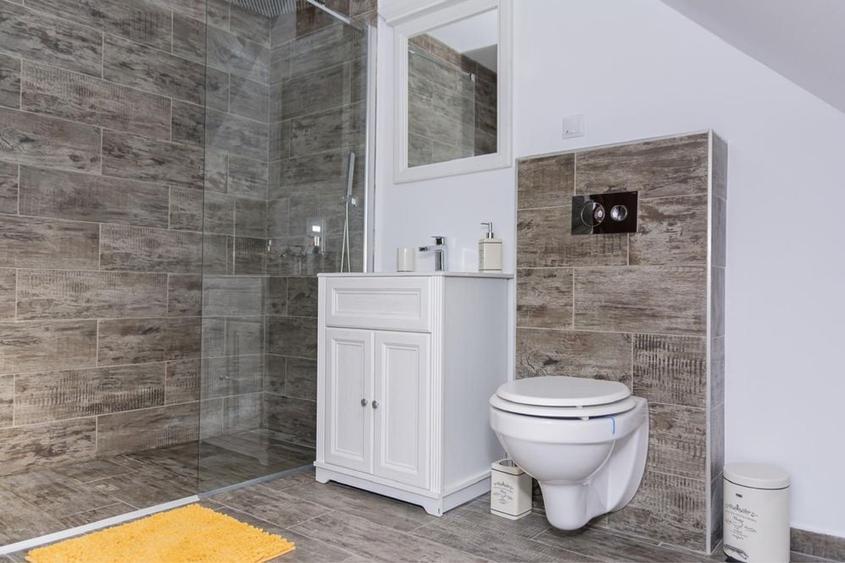 Ultracentral Enescu Apartament decomandat 1 camera privata cu bucatarie comuna utilata - 2