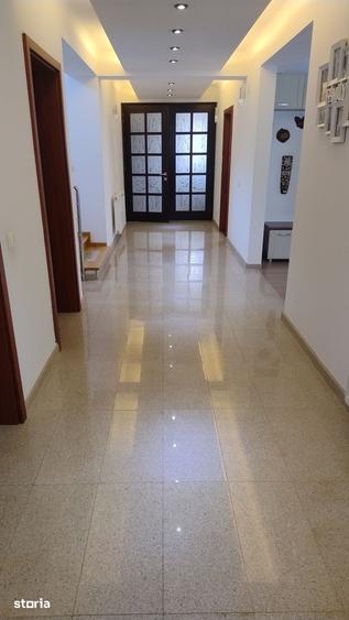 Casă cu 6 camere cu Teren 700 Mp în Vitan