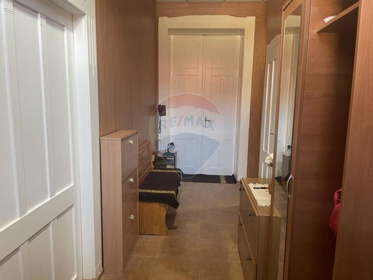 Apartament cu 3 camere semidecomandat, mobilat în Gară