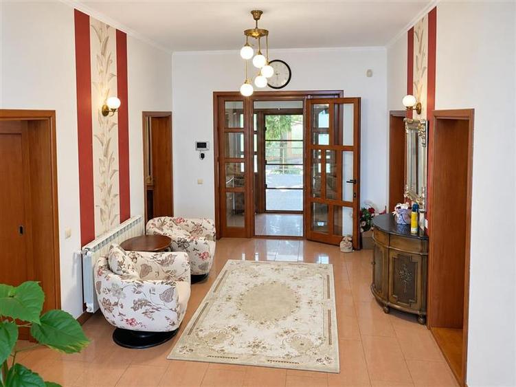 Casă individuală cu 6 camere cu Teren 911 Mp în Central