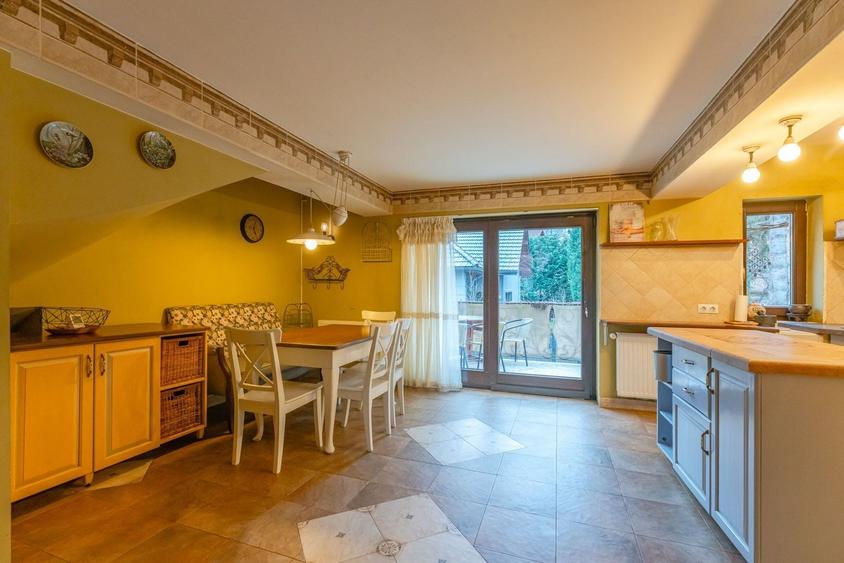 Casă individuală cu 7 camere cu Canalizare în Central