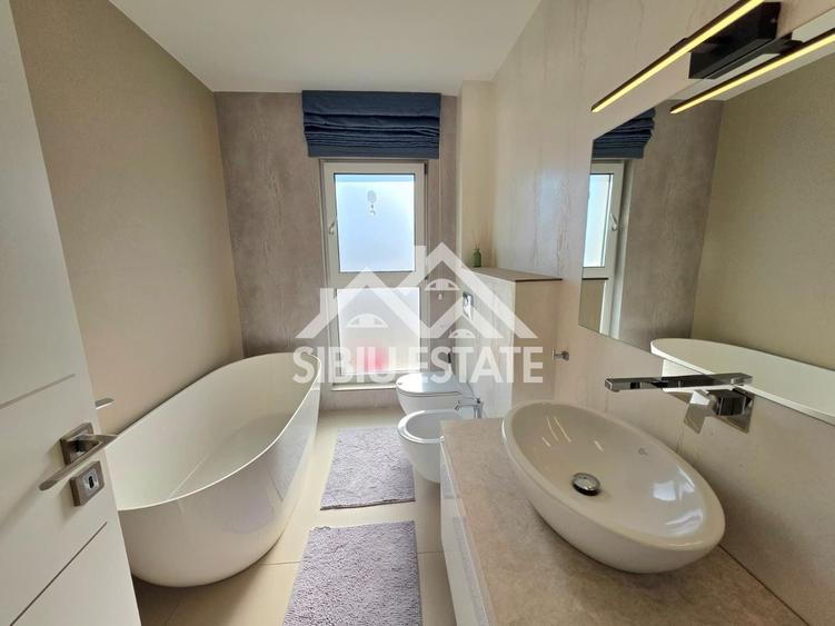 Penthouse cu 4 camere decomandat, mobilat în Periferie