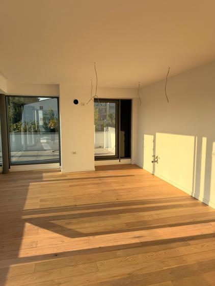 Penthouse cu 4 camere semidecomandat în Timpuri Noi