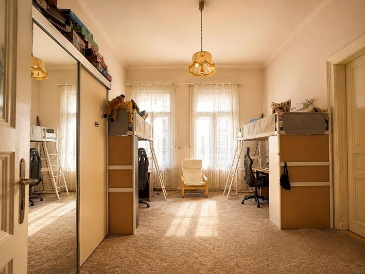 Apartament cu 4 camere circular, mobilat în Central