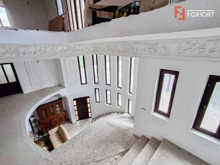 Casă individuală cu 13 camere cu Canalizare în Recaș