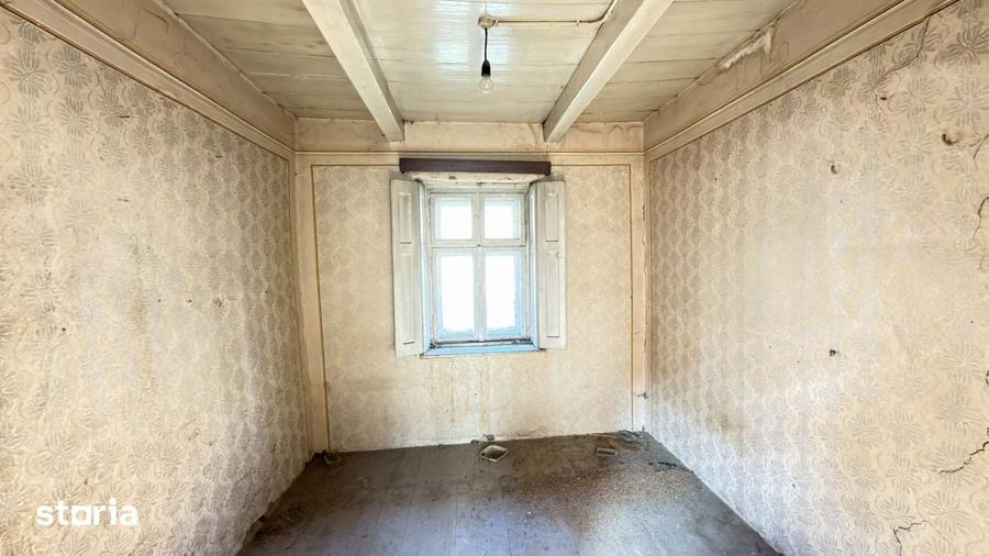 Casă cu 4 camere semidecomandat cu Teren 2948 Mp în Tiream