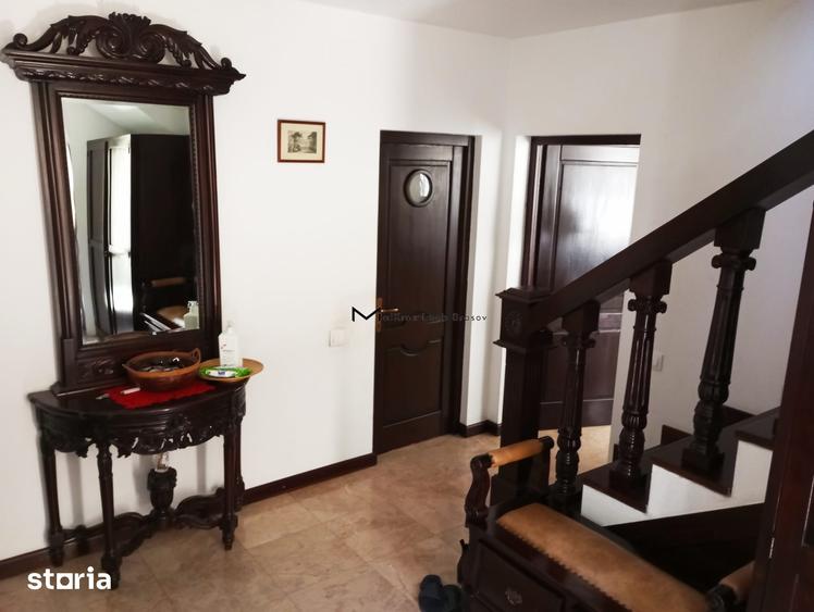 Casă cu 6 camere cu Teren 670 Mp în Florilor