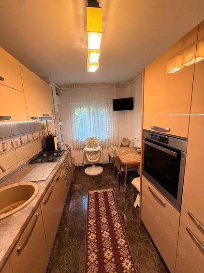 Apartament cu 3 camere decomandat în Coman