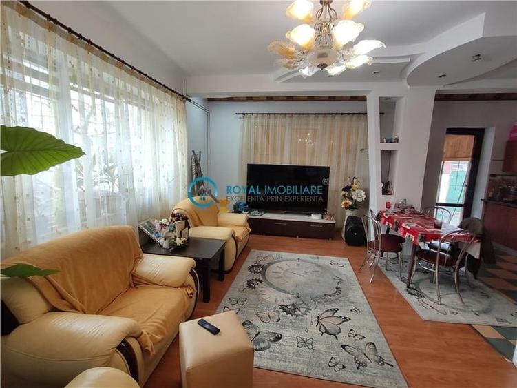 Casă individuală cu 6 camere cu Canalizare în Traian