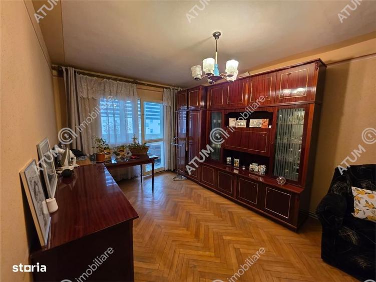 Apartament cu 3 camere decomandat în Cristian