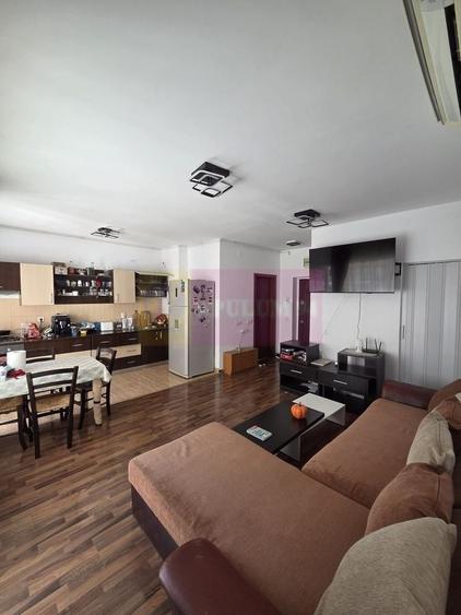 Apartament cu 3 camere decomandat în Titan
