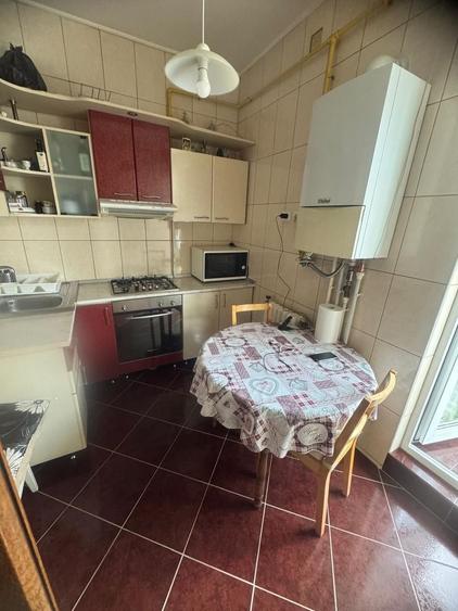 Apartament cu 3 camere semidecomandat, mobilat în Peninsula