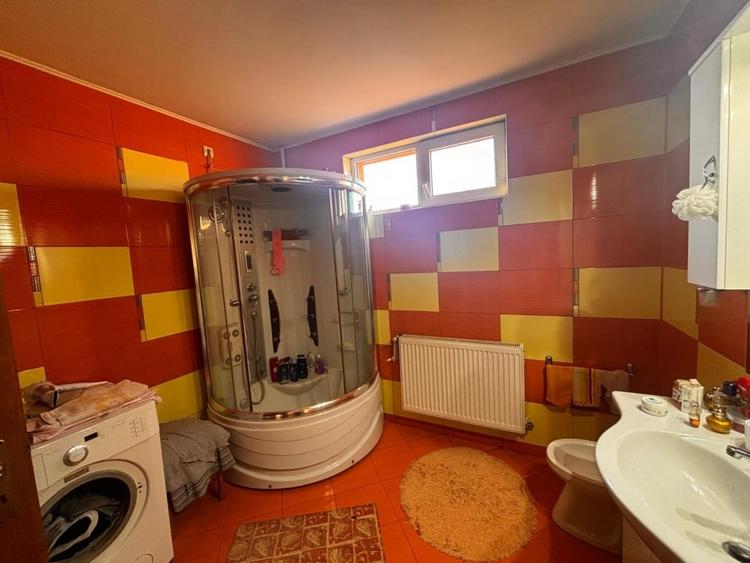 Casă individuală cu 6 camere cu Canalizare în Calea Moldovei