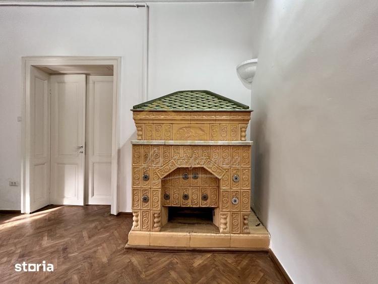 Casă cu 9 camere semidecomandat cu Teren 438 Mp în Central