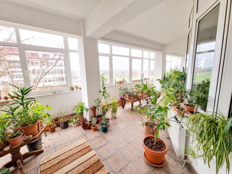 Apartament cu 4 camere decomandat în Bâlc
