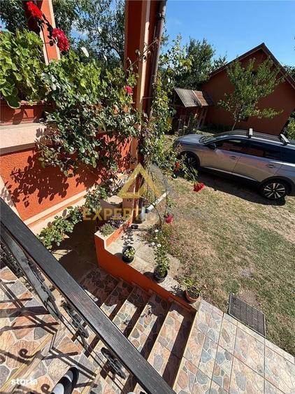 Casă cu 4 camere în Colțirea