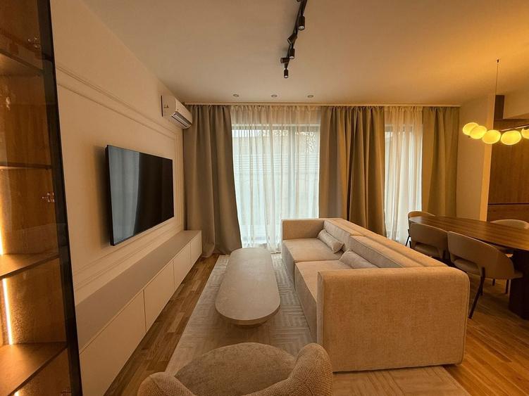 Apartament cu 3 camere semidecomandat, mobilat în P-ta Presei Libere