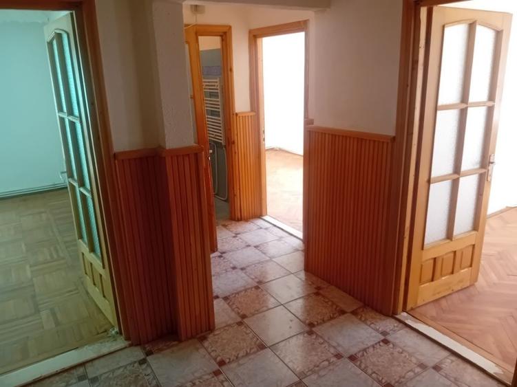 Apartament cu 3 camere decomandat în Calea Romanului