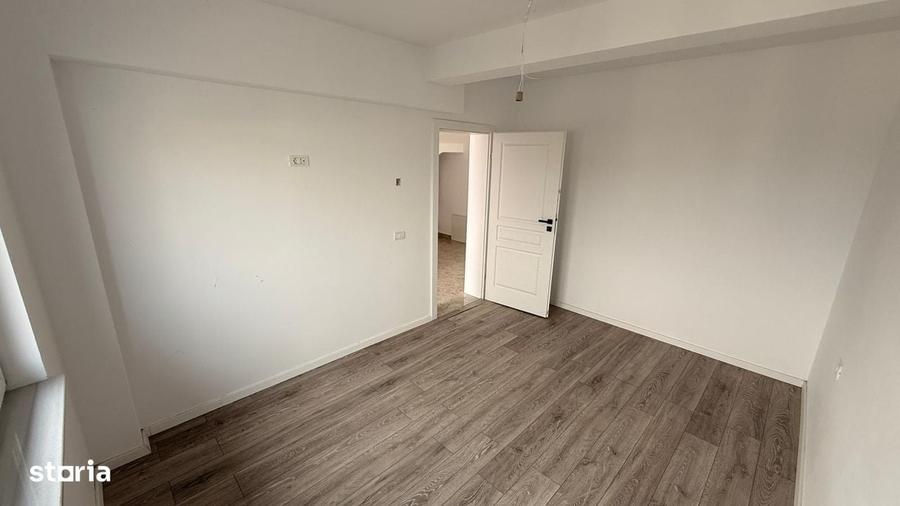 Casă cu 4 camere semidecomandat cu Teren 400 Mp în Miroslava