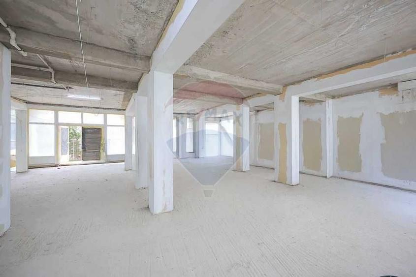 Spațiu comercial, de 432 mp, în Sânmartin