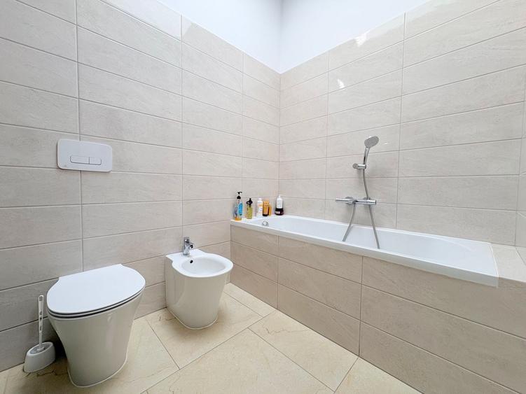 Penthouse cu 4 camere decomandat, mobilat în Torontalului
