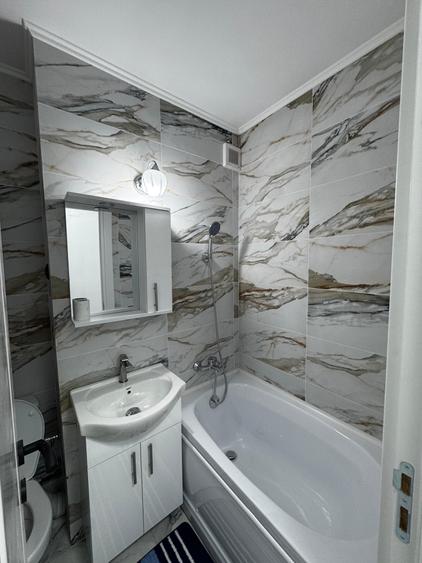 Apartament cu 3 camere semidecomandat în Tătărași