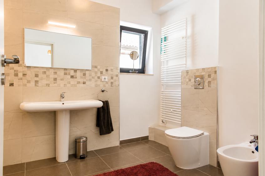 Casă individuală cu 5 camere cu Canalizare în Central