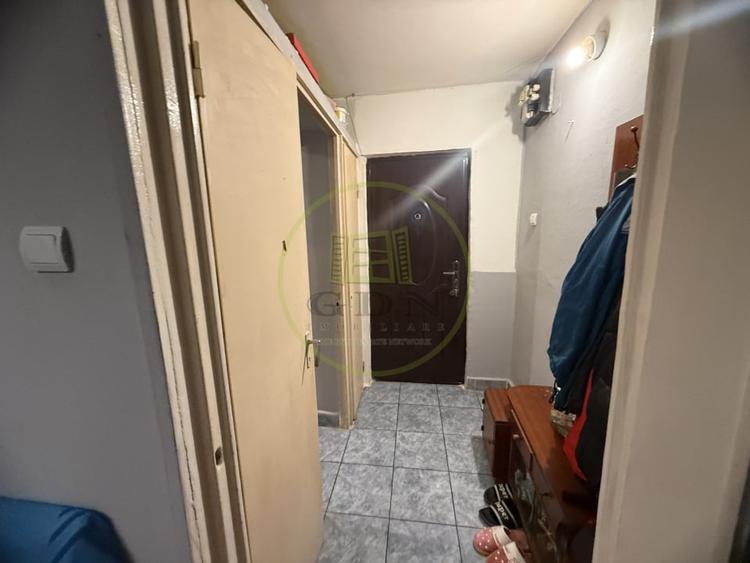 Apartament cu 2 camere semidecomandat, mobilat în Craiovița Nouă