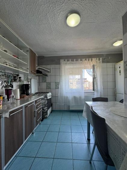 Apartament cu 3 camere decomandat, mobilat în Sebastian