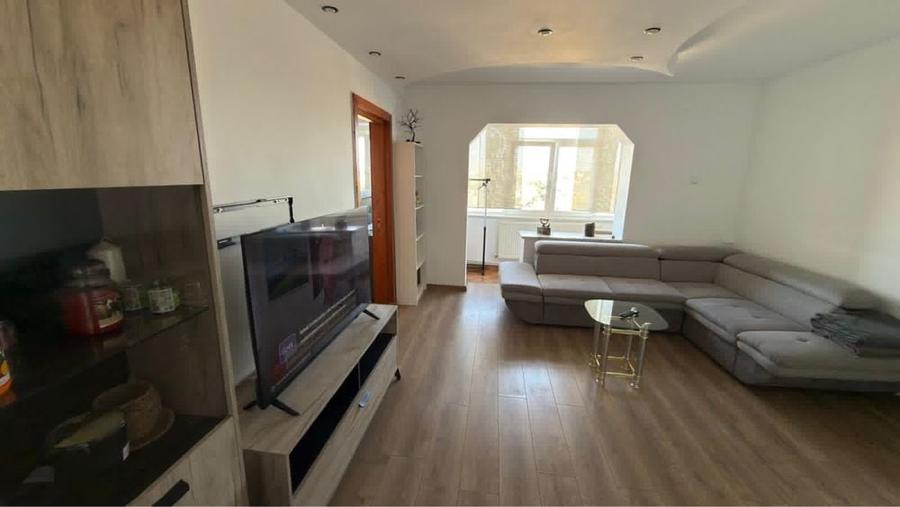 Apartament cu 3 camere semidecomandat în Central