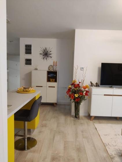 Apartament cu 3 camere semidecomandat, mobilat în P-ta Presei Libere