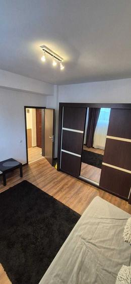 Garsonieră decomandată în Roșu