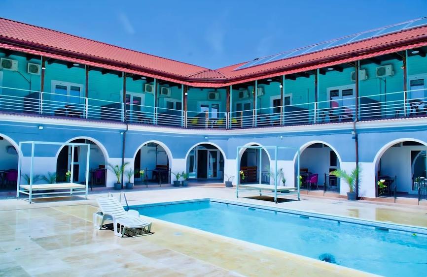 Casă individuală cu 25 camere cu Piscina în Central