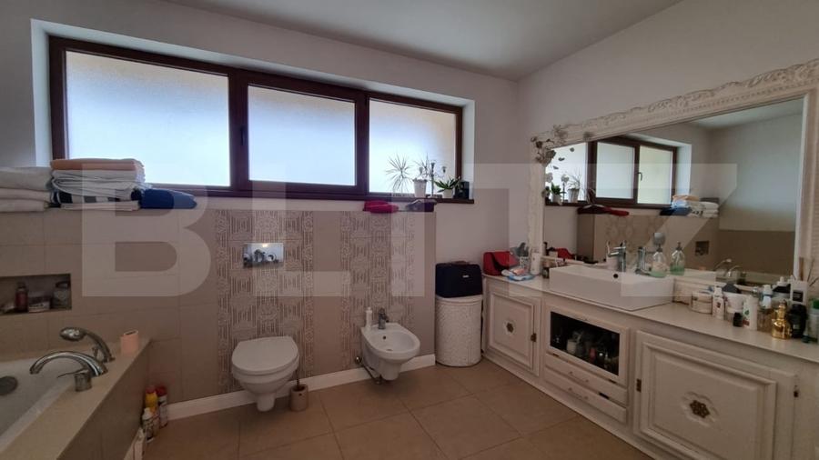 Casă individuală cu 8 camere cu Canalizare în Titulescu