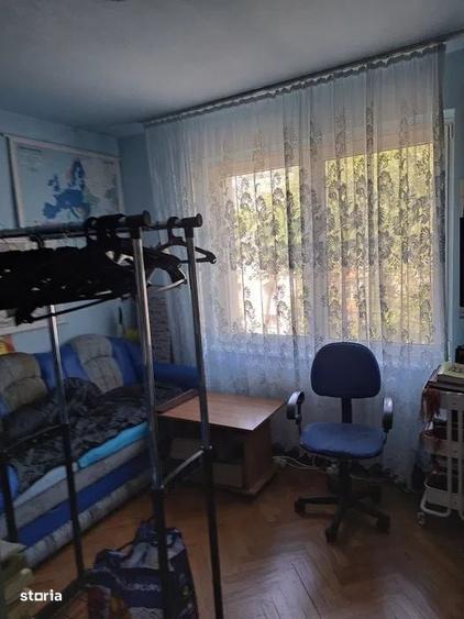 Apartament cu 3 camere decomandat în Rovine