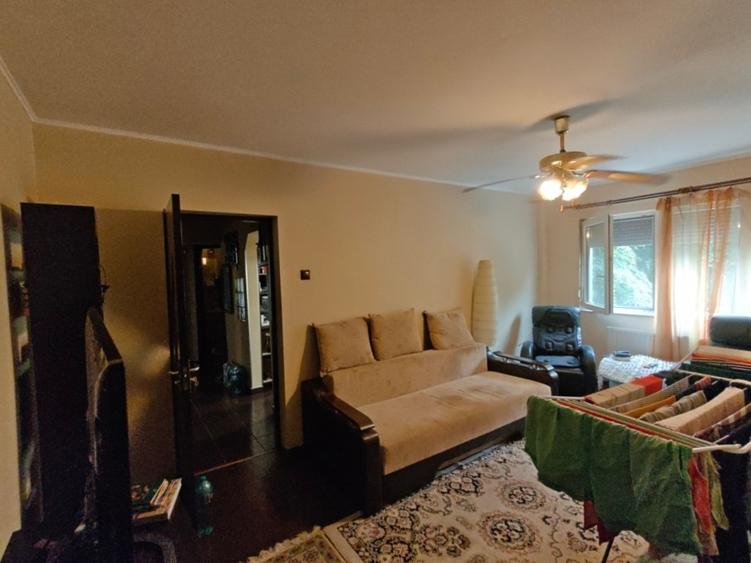 Apartament cu 3 camere semidecomandat, mobilat în Micro 16