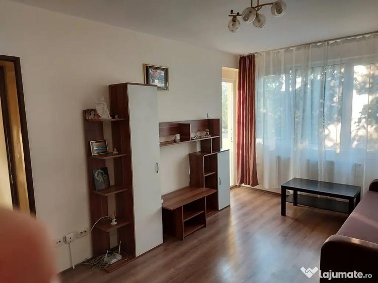 Apartament cu 3 camere semidecomandat în Crângași