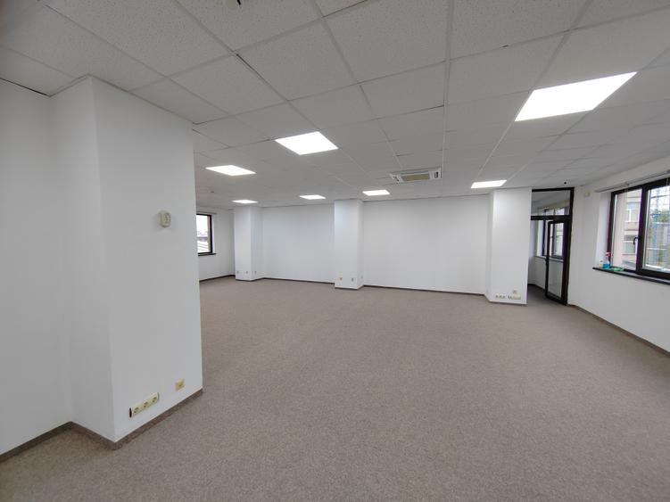 Casă individuală cu 10 camere cu Teren 400 Mp în Barbu Văcărescu