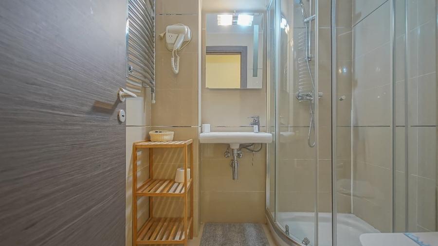 Apartament cu 3 camere decomandat, mobilat în 13 Decembrie